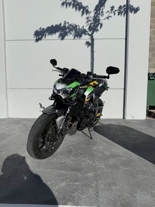 Kawasaki Z900 Negra y Verde