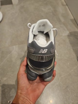 Zapatillas New Balance grises y plateadas