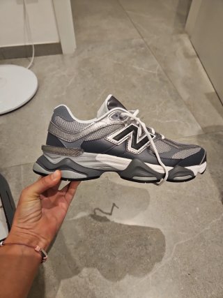 Zapatillas New Balance grises y plateadas