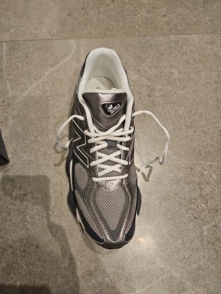 Zapatillas New Balance grises y plateadas