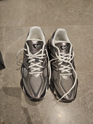 Zapatillas New Balance grises y plateadas