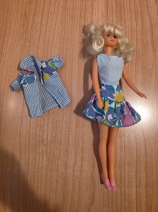Muñeca estilo Barbie con ropa
