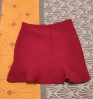 Falda Roja con Bajo Ondulado