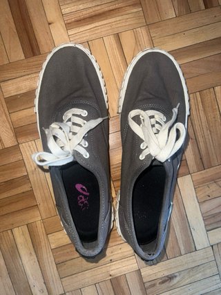 Zapatos de lona grises