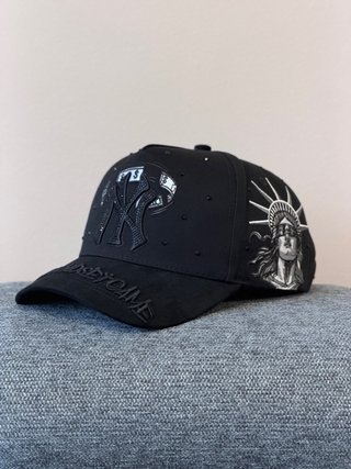 Gorra NY Negra con Diseño Estatua Libertad