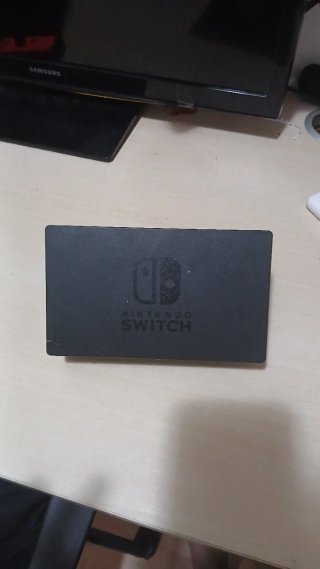 Nintendo Switch con Joy-Con Violeta y Rojo