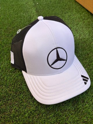 Gorra Adidas  equipoMercedes-AMG F1 Blanca negra