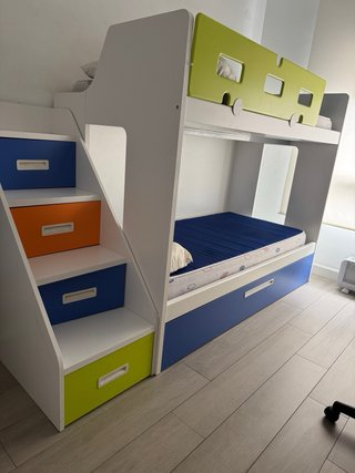 Literas de madera con escalera y colchones
