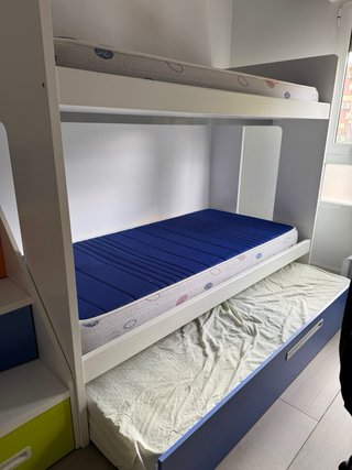 Literas de madera con escalera y colchones