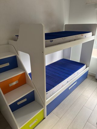 Literas de madera con escalera y colchones