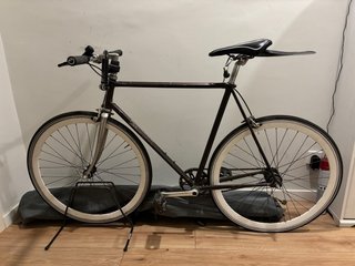 Bicicleta estilo Fixie con piñón libre