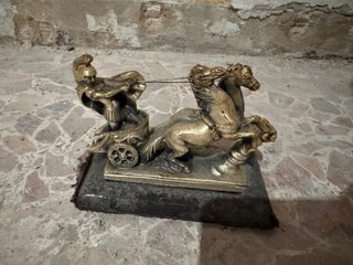 Statua decorativa biga romana