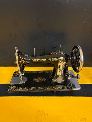 Máquina de coser Wertheim antigua