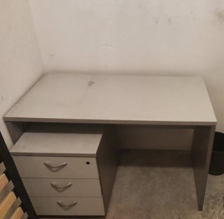 Escritorio gris con cajonera