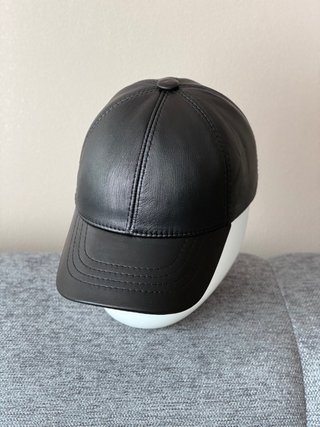 Gorra de cuero negra
