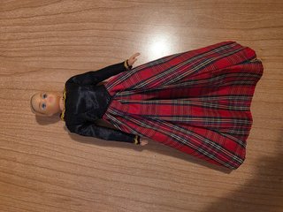 Muñeca estilo Barbie con vestido tartán