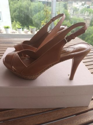 Sandalias de tacón marrón talla 40