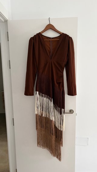 Vestido marrón con flecos en capas