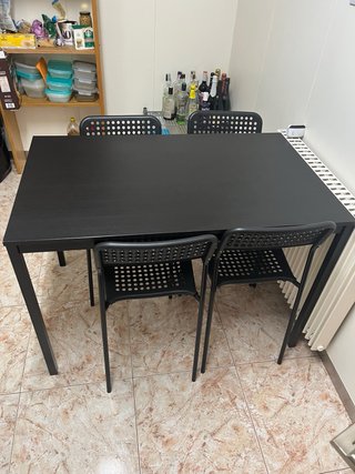 Mesa y 4 Sillas Negras