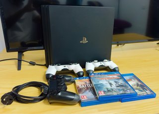 PlayStation 4 Pro 1TB, 3 controller e 3 giochi