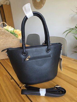 Bolso negro con llavero perro chocolate