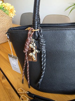 Bolso negro con llavero perro chocolate