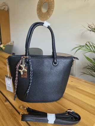 Bolso negro con llavero perro chocolate