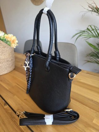 Bolso negro con llavero perro chocolate