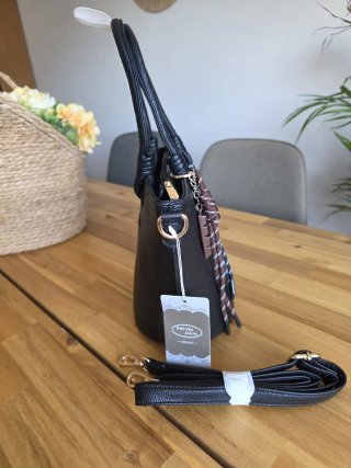 Bolso negro con llavero perro chocolate