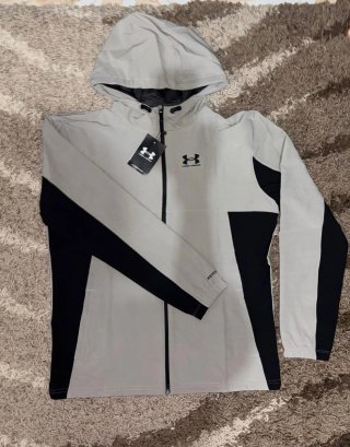 Chaqueta Under Armour Gris y Negra