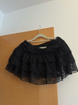 Falda Negra de Encaje con Volantes