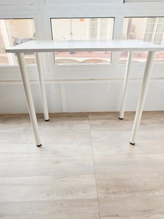 Mesa de escritorio blanca