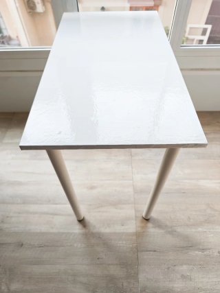 Mesa de escritorio blanca