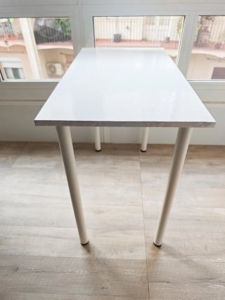 Mesa de escritorio blanca