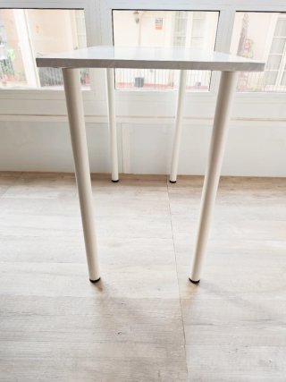 Mesa de escritorio blanca