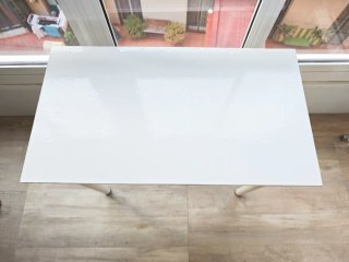 Mesa de escritorio blanca