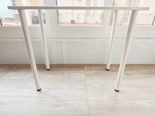 Mesa de escritorio blanca