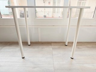 Mesa de escritorio blanca
