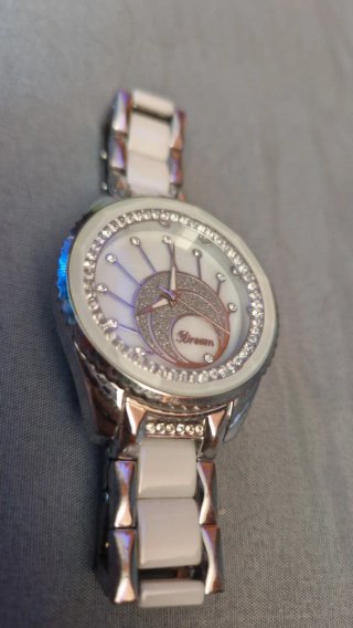 Reloj de mujer plateado y blanco con pedrería