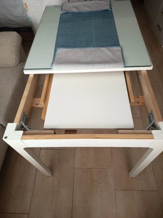 Mesa Extraíble Blanca con Sobre de Cristal