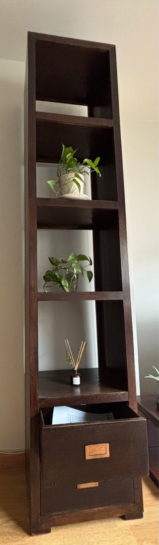 Estantería de madera alta