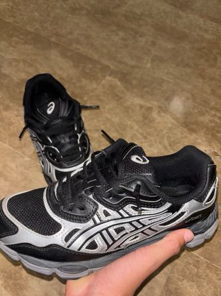 Zapatillas Asics Negras y Plateadas Deportivas
