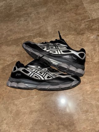 Zapatillas Asics Negras y Plateadas Deportivas