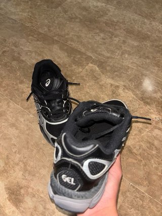 Zapatillas Asics Negras y Plateadas Deportivas