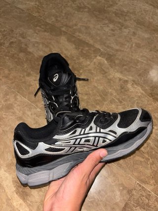Zapatillas Asics Negras y Plateadas Deportivas