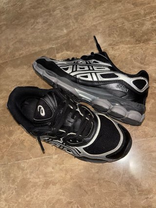 Zapatillas Asics Negras y Plateadas Deportivas