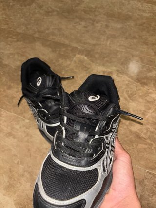 Zapatillas Asics Negras y Plateadas Deportivas