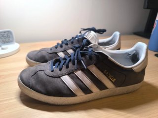 Zapatillas Adidas Gazelle grises y blancas