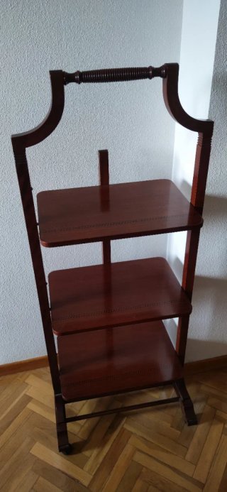 Estantería de madera para ropa