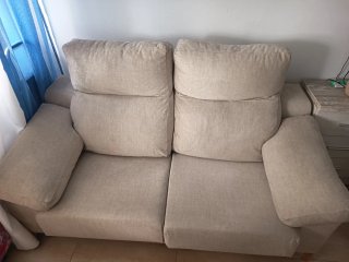 Sofá de dos plazas beige